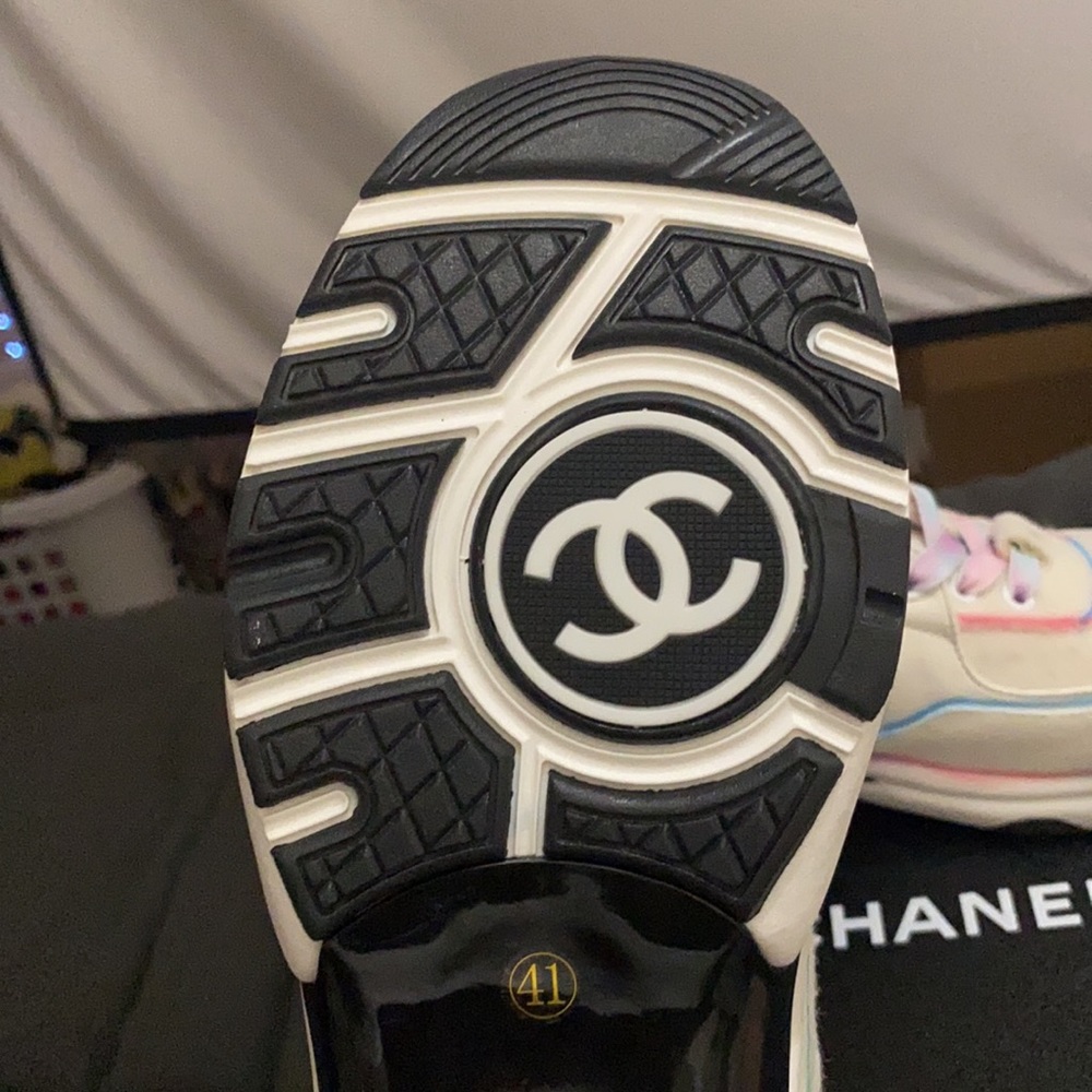 CHANEL multicolor calfskin suede CC logo sneakers. - Picture 4 of 6